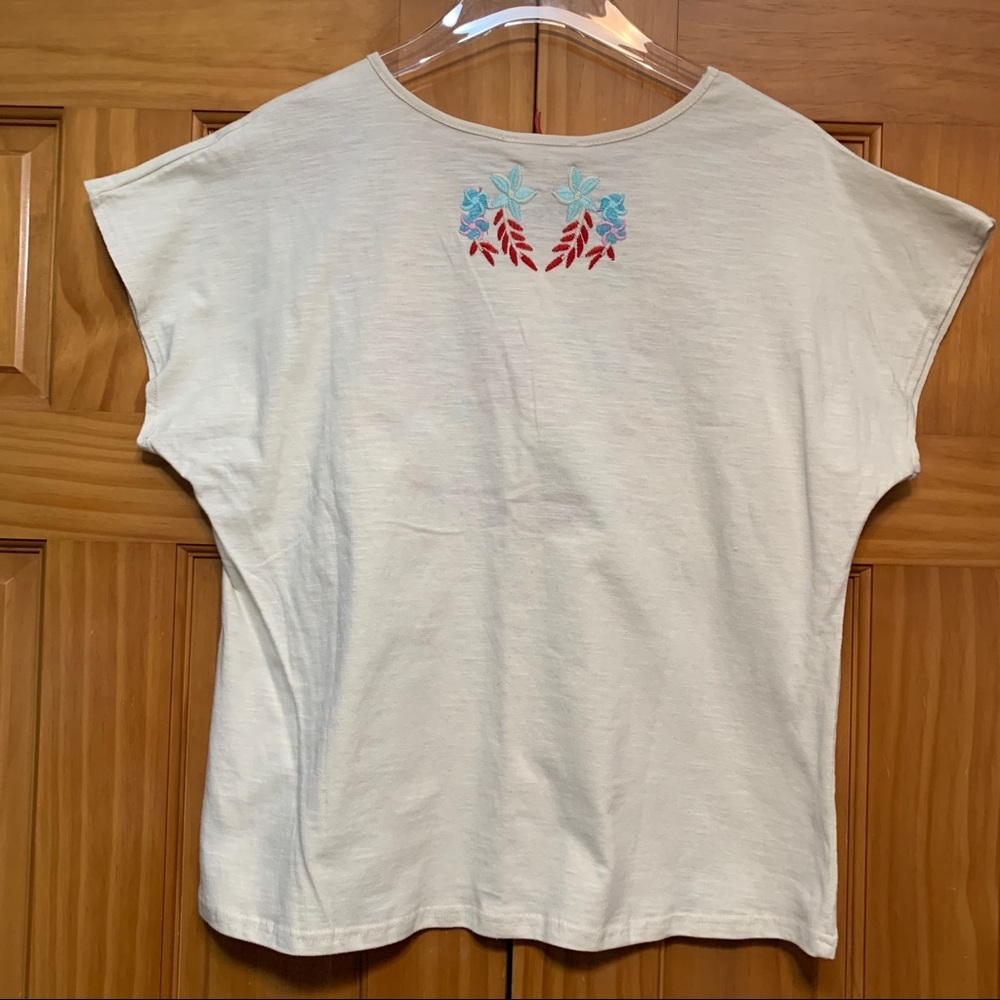 Solitaire Embroidered Top Size Medium NWT - Picture 6 of 7